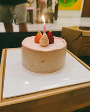 Load image into Gallery viewer, Sakura Awayuki Mille Crepe Cake 桜香るの 「淡雪」 クレープケーキ